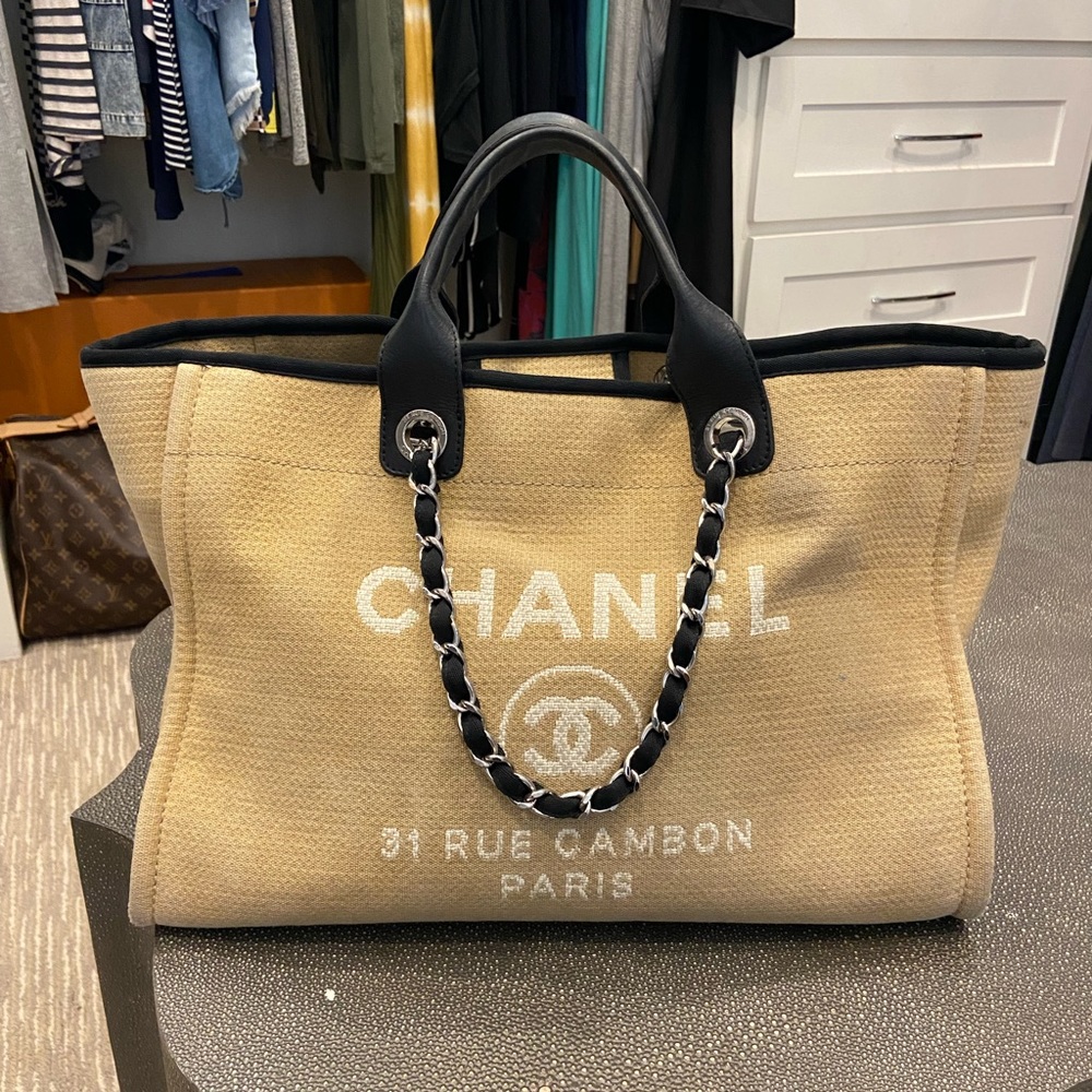 💕💕Chanel medium deauville tote